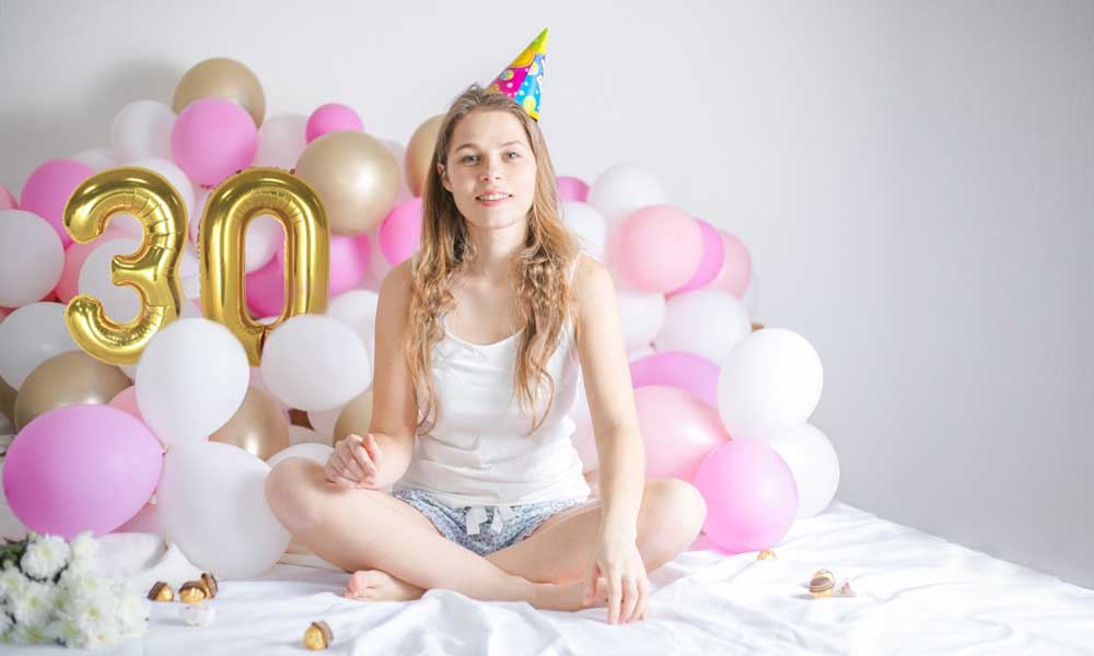 Capturing Photos In Bed With 30 Balloons