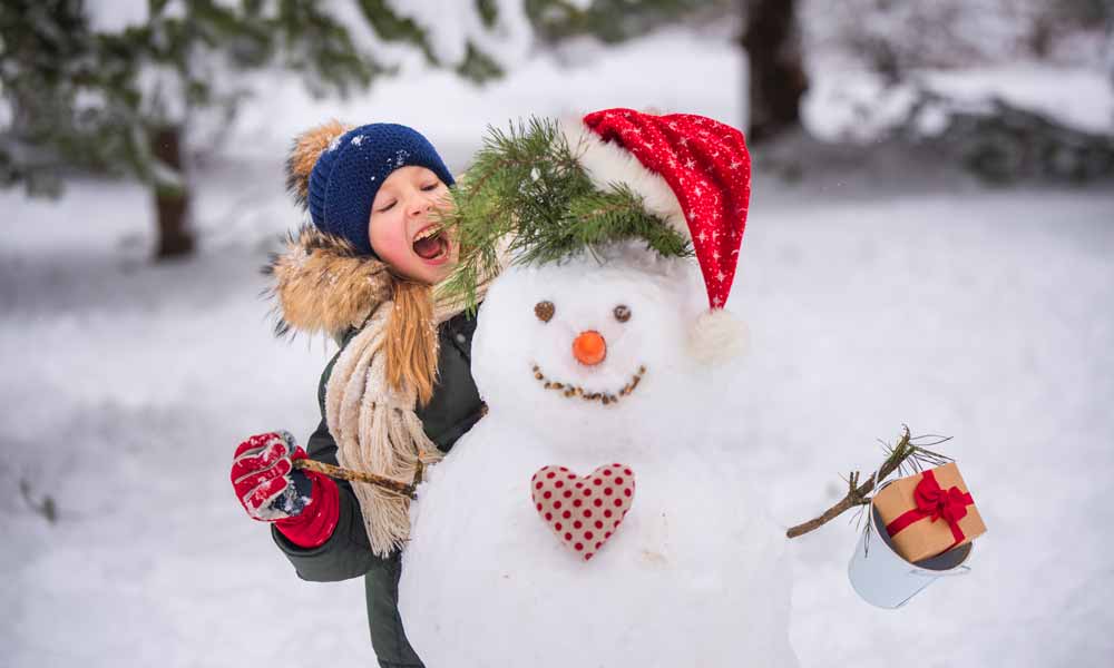 Cool Christmas Picture Ideas - Baby and the Snowman