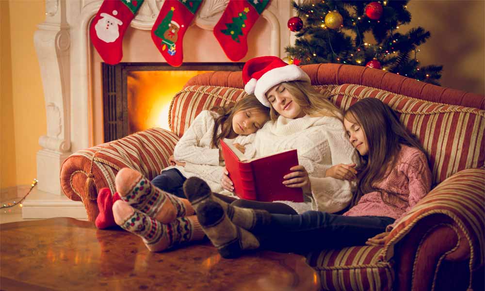 Cute Christmas Photo Ideas - Bedtime Story