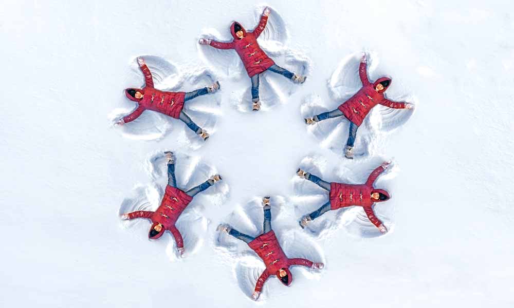 Cute Christmas Picture Ideas - Make a Snow Angel