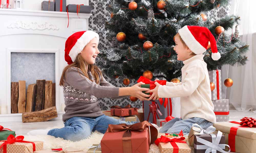 Funny Xmas Photos Ideas – Kids Play Fighting Over Gifts