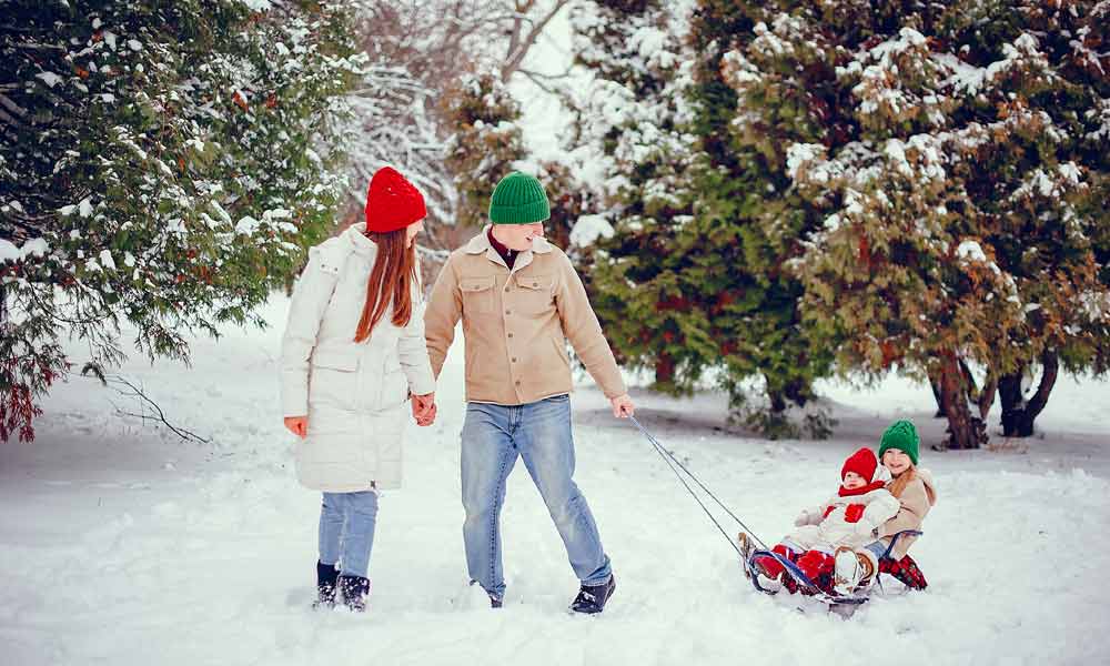 Outdoor Christmas Picture Ideas – Sledding Photos