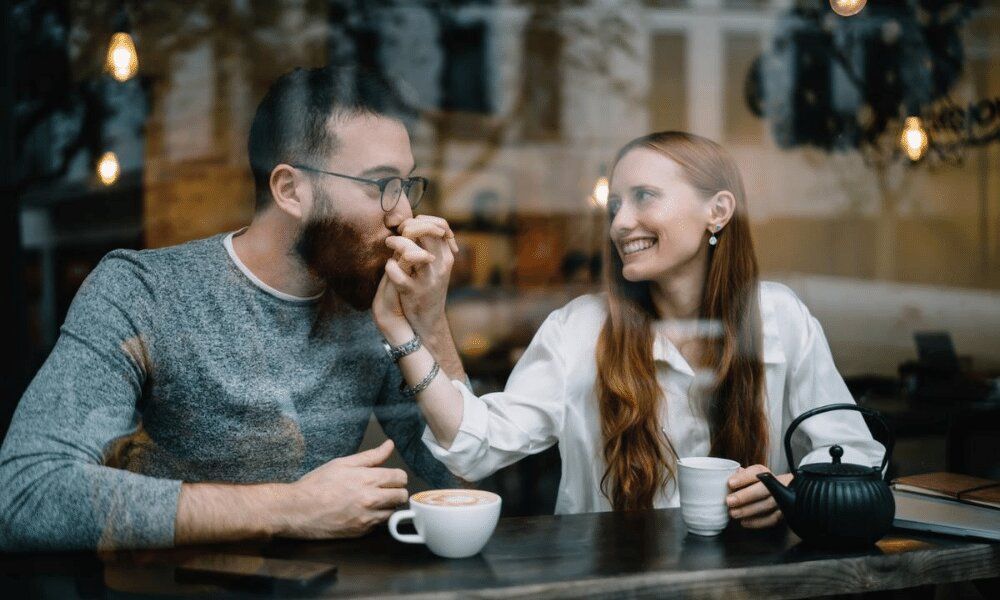 Couple-Kiss-Poses-In-Hand