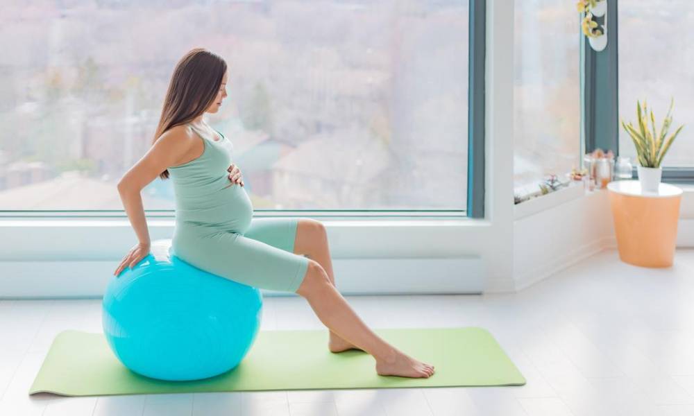 Fitness-caring-Maternity-Pose